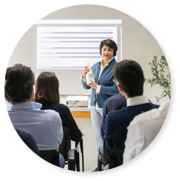 Stefania Bogliano durante un corso in sede per operatori e clienti sulla disincrostazione con detergenti acidi