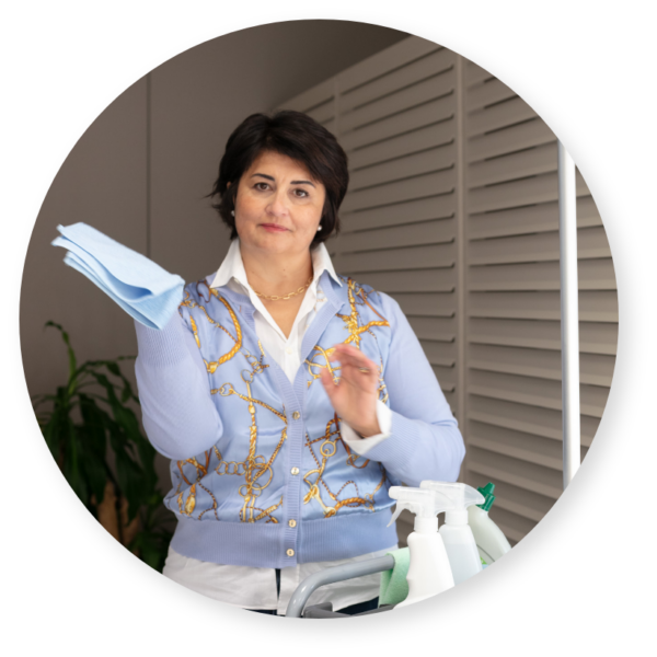 Stefania Bogliano durante un corso di formazione in sede, nell’area formazione, sull’utilizzo del carrello per la pulizia