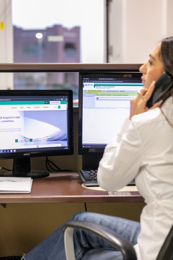 Consulente Bogliano durante la consulenza a un istituto scolastico per MEPA e Sintel