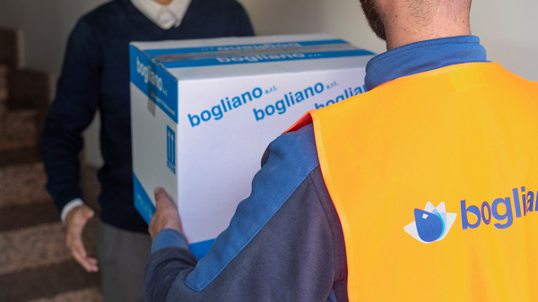Consegna dei pacchi al piano del cliente da parte dell’autista Bogliano