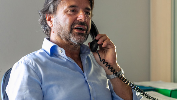 Consulente Bogliano in chiamata con un cliente per risolvere un problema di pulizia professionale