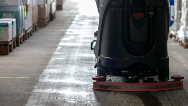 Demo gratuita Bogliano di una lavapavimenti uomo a bordo